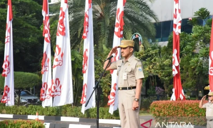 Wali Kota Administrasi Jakarta Timur Muhammad Anwar saat memberikan sambutan pada apel yang diikuti aparatur sipil negara (ASN) di Kantor Wali Kota Jaktim, Cakung, Senin (21/8/2023).