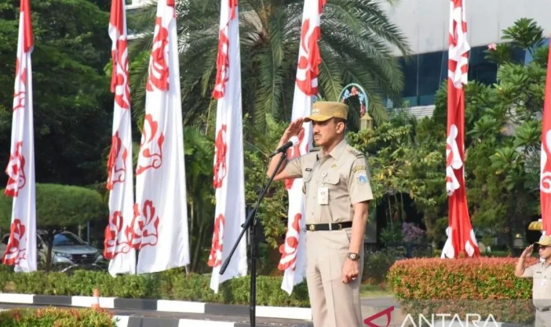 Wali Kota Administrasi Jakarta Timur Muhammad Anwar saat memberikan sambutan pada apel yang diikuti aparatur sipil negara (ASN) di Kantor Wali Kota Jaktim, Cakung, Senin (21/8/2023).