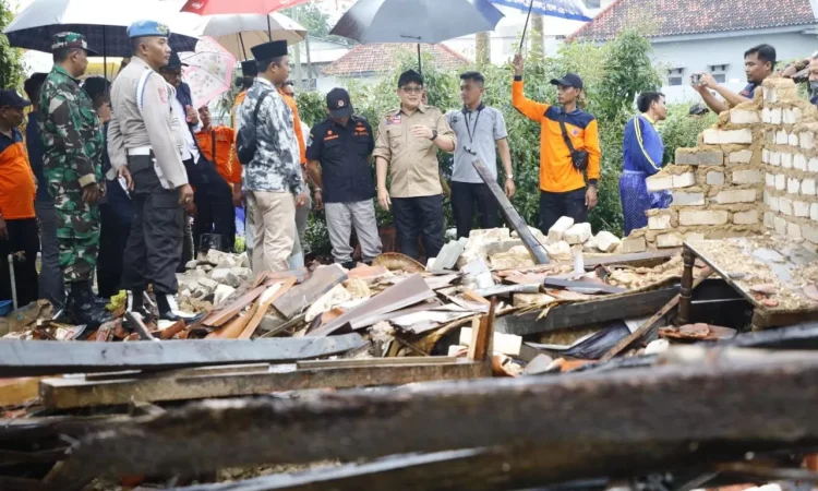 TANGGAP BENCANA: Pj Gubernur Jawa Timur Adhy Karyono mendatangi lokasi rumah roboh di Pamekasan pada Sabtu (23/2). (HUMAS PEMPROV JATIM)