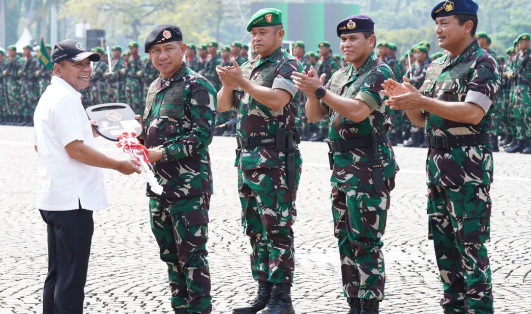 Wamenhan M. Herindra Serahkan Alpalhankam kepada Panglima TNI di Monas