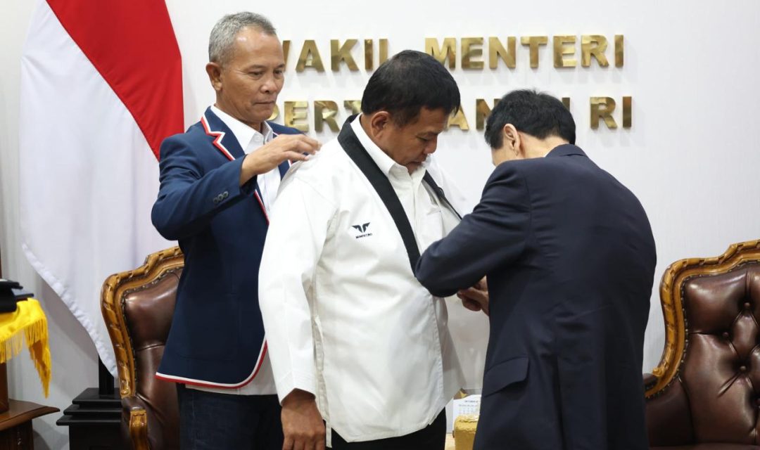 Wamenhan M. Herindra Terima Penyematan serta Penganugerahan DAN Kehormatan Sabuk Hitam dari Taekwondo Indonesia