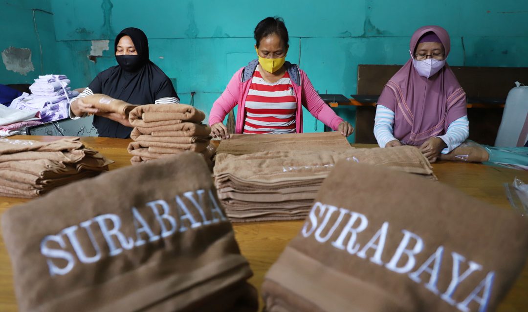 PADAT KARYA: Sejumlah warga sedang mengerjakan pembuatan handuk.