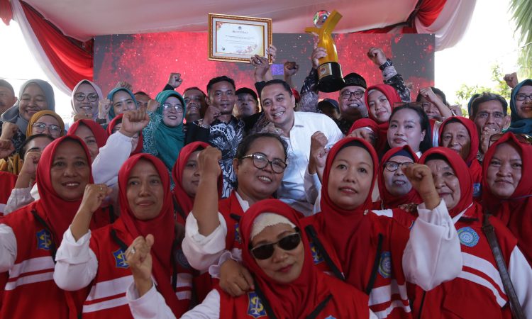 SUKSES: Wali Kota Eri Cahyadi foto bersama dengan warga yang sukses menjalankan kampung iklim.