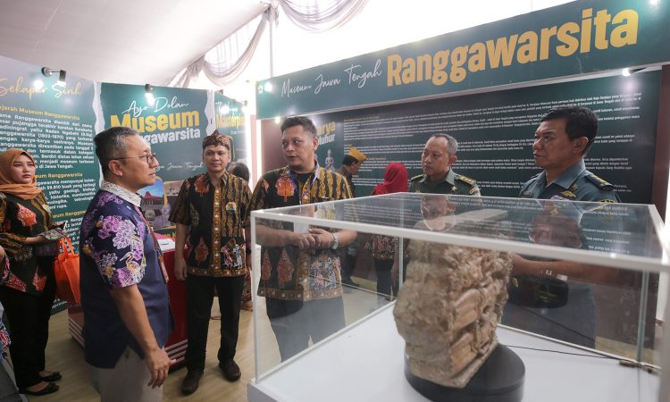 PAMERAN: Asisten 2 Pemkot Surabaya Agus Imam Sonhaji, saat mengunjungi stan Pameran Cross Musea.