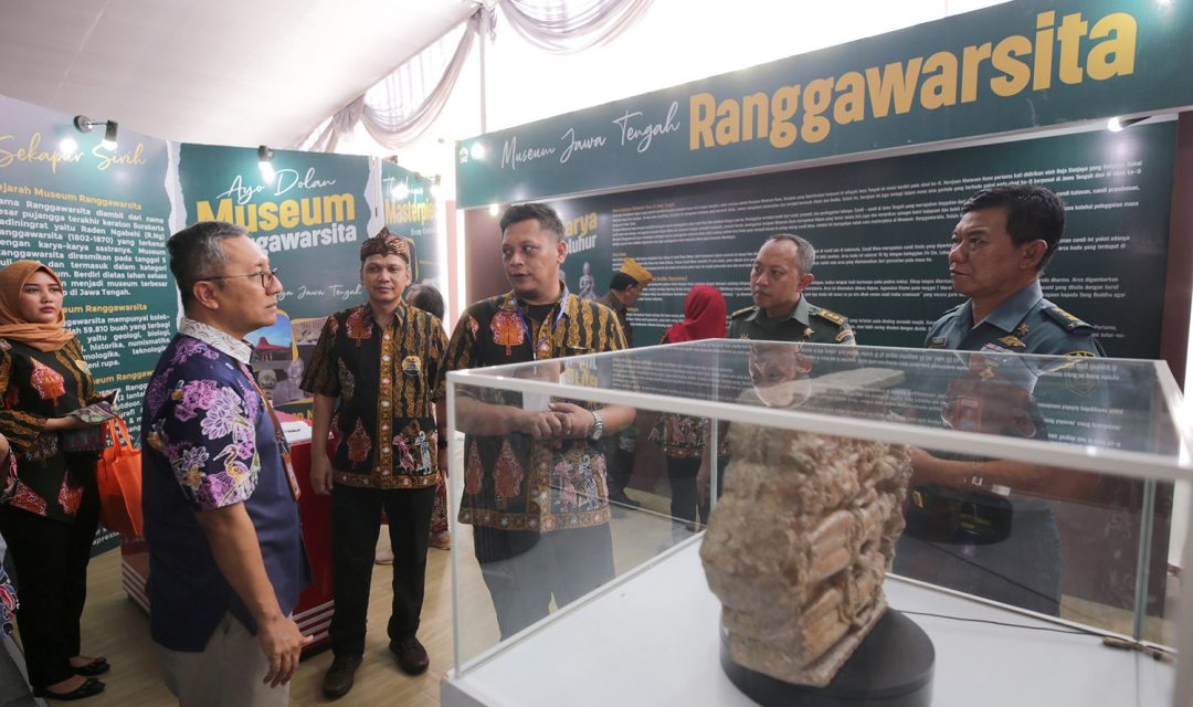 PAMERAN: Asisten 2 Pemkot Surabaya Agus Imam Sonhaji, saat mengunjungi stan Pameran Cross Musea.