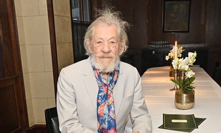 Ian McKellen Dikabarkan Dirawat di Rumah Sakit Selama Produksi Teater London