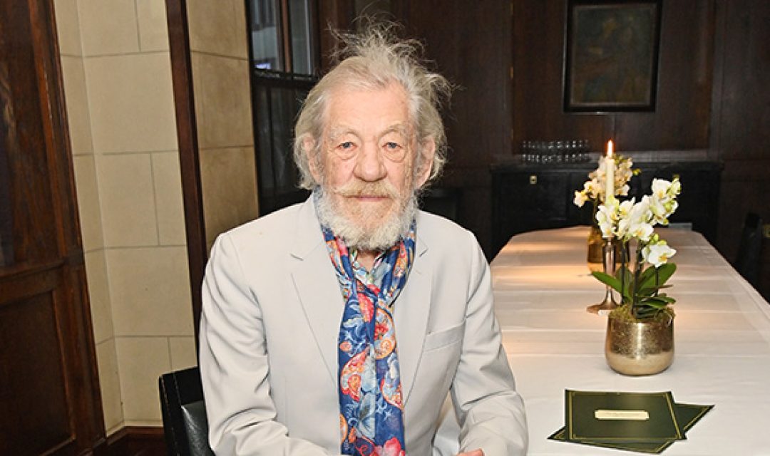 Ian McKellen Dikabarkan Dirawat di Rumah Sakit Selama Produksi Teater London