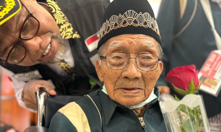 Jamaah Tertua, Veteran Harjo Mislan Senyum Lihat Merah Putih di