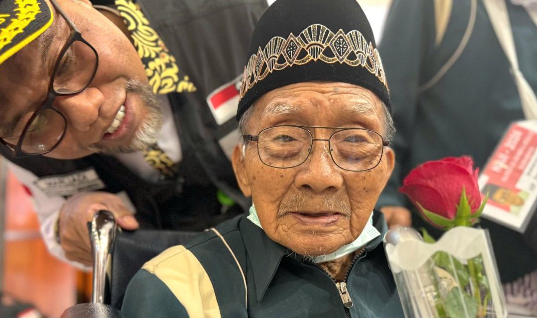 Jamaah Tertua, Veteran Harjo Mislan Senyum Lihat Merah Putih di