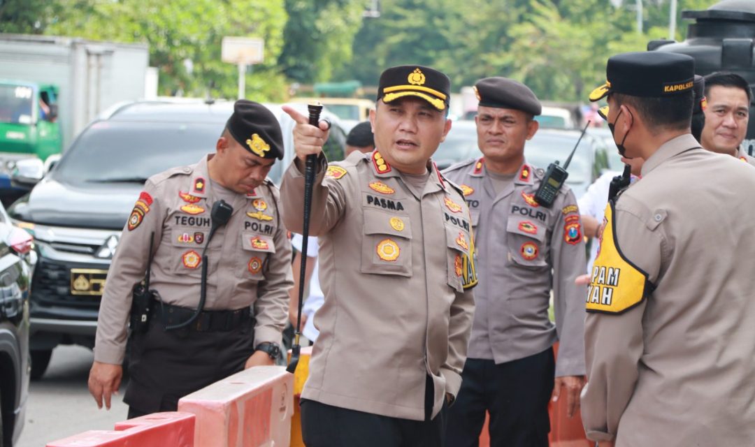 Kapolrestabes Kota Surabaya Kombes Pol Pasma sedang menginstruksikan kepada anggotanya.