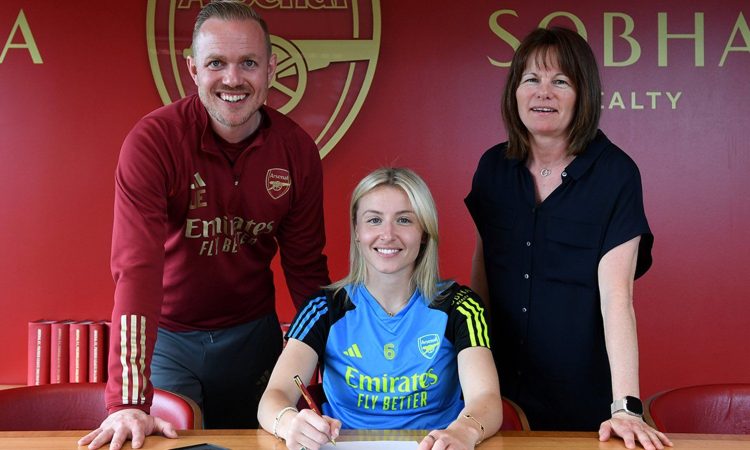 Leah20Williamson20signing.jpg