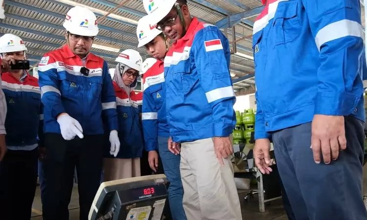 Pertamina-Patra-Niaga-Bersama-Kementerian-ESDM-Lakukan-Sidak-Ke-SPPBE-dan-Penggunaan-LPG-Sektor-Usaha-2-224694023.jpeg