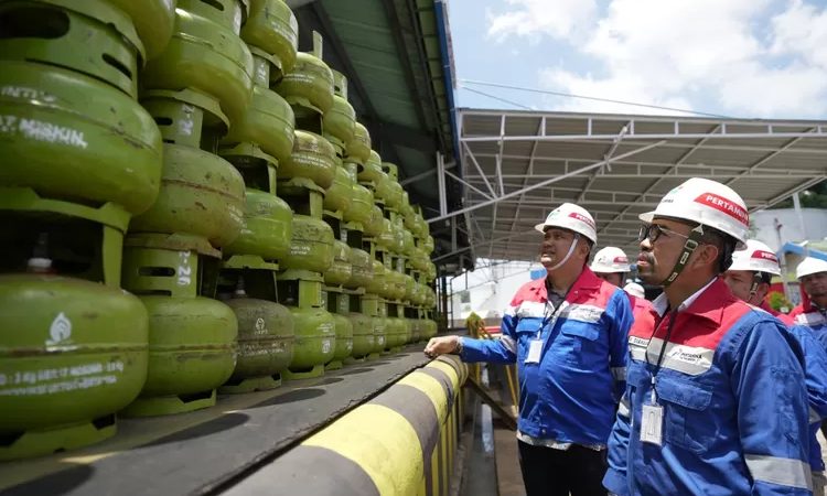 Pertamina-Patra-Niaga-Sulawesi-Bersama-BPH-Migas-Pastikan-Kesiapan-Sarfas-BBM-LPG-Jelang-Idulfitri-1445-H-2-4031562399.jpeg