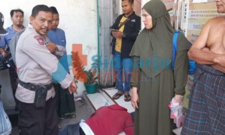 Pelaku (baju merah) terkapar setelah diamuk massa (Foto:  ST)