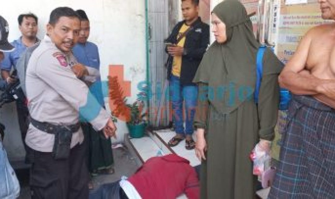 Pelaku (baju merah) terkapar setelah diamuk massa (Foto:  ST)