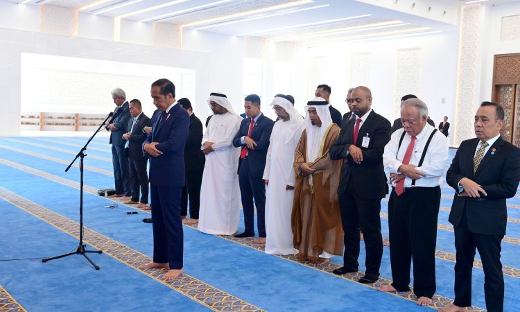 Presiden Jokowi Salat di Masjid Presiden Joko Widodo Abu Dhabi