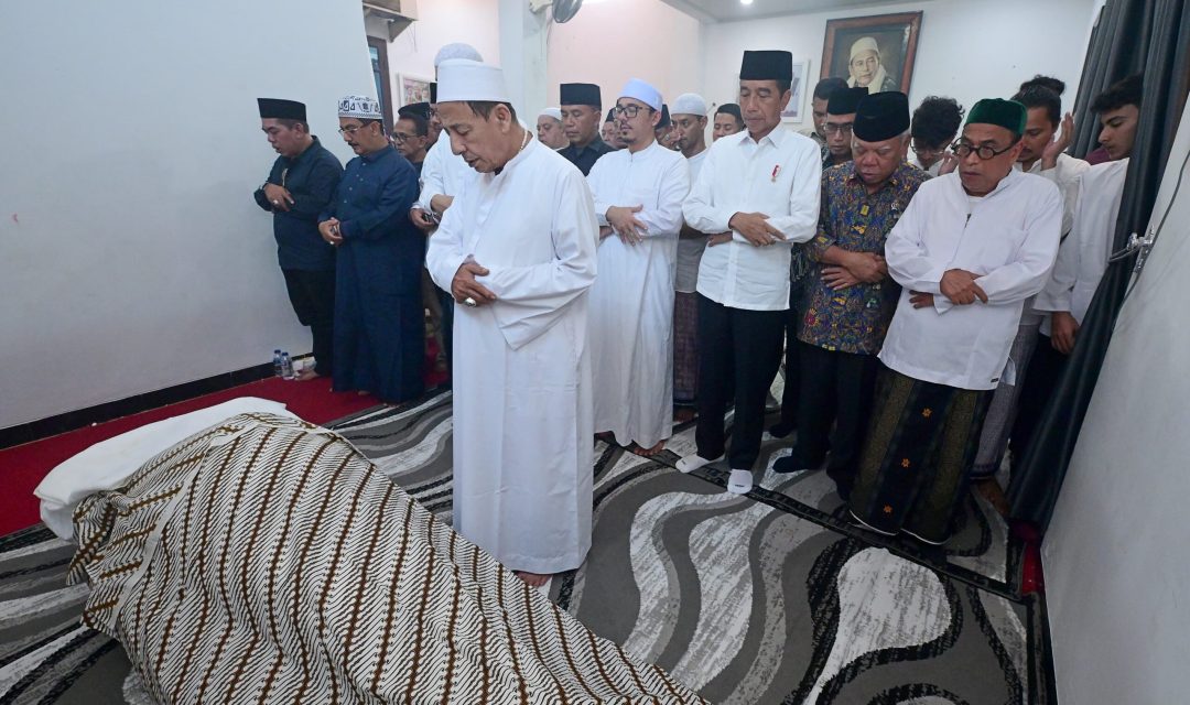 Presiden Jokowi Takziah ke Rumah Duka Almarhumah Syarifah Salma