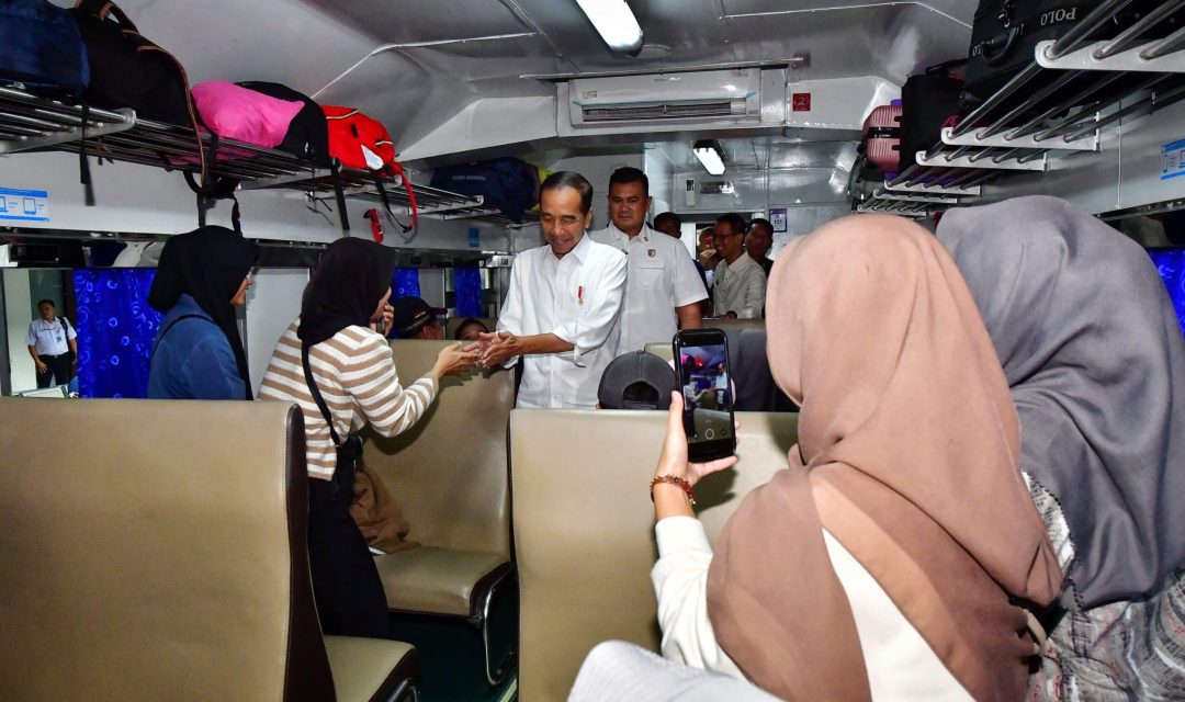 Presiden Jokowi Tinjau Arus Mudik Lebaran di Stasiun Pasar Senen