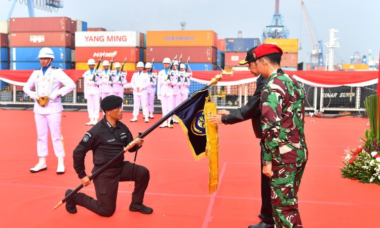 Menhan Prabowo Saksikan Penganugerahan Tanda Kehormatan Samkarya Nugraha dari Presiden Joko Widodo untuk KRI Nanggala-402