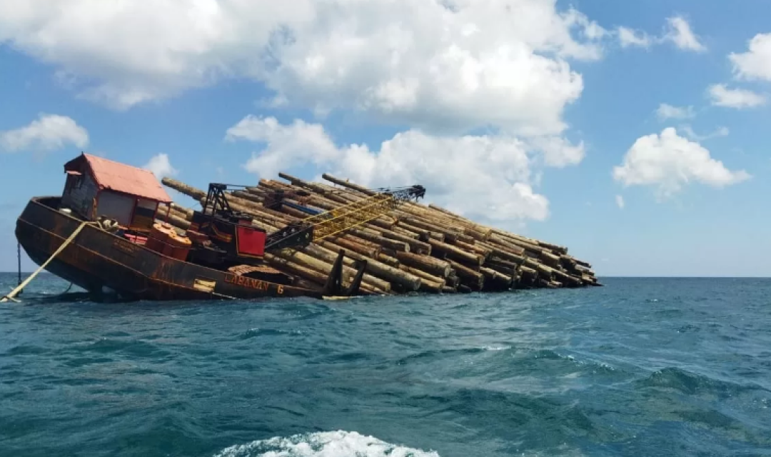 Kapal tongkang bermuatan kayu kandas di perairan Masalembu (Dok. Polsek Masalembu)