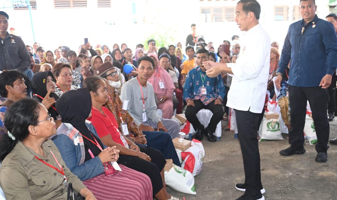 Serahkan Bantuan Pangan di Gudang Bulog Buntok, Presiden Pastikan Kontinuitas hingga Desember