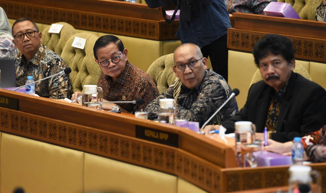 Seskab Hadiri Rapat Kerja dengan Komisi II DPR RI