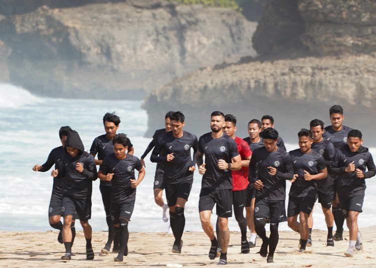 Singo Edan Asah Fisik di Pantai, Targetkan Performa Maksimal di Liga 1