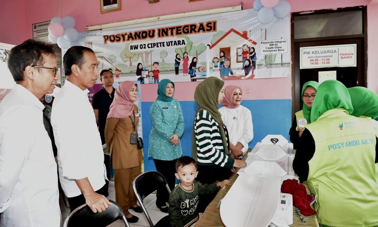 Tinjau Posyandu, Jokowi Minta Semua Pihak Kerja Keras Capai Target Penurunan Angka Stunting 14%