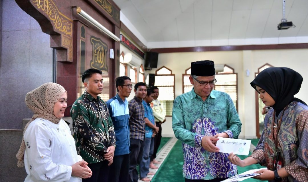 UPZ-Baznas-Kemenpora-Salurkan-Zakat-Tahap-Pertama-Kepada-68-Pegawai.jpg