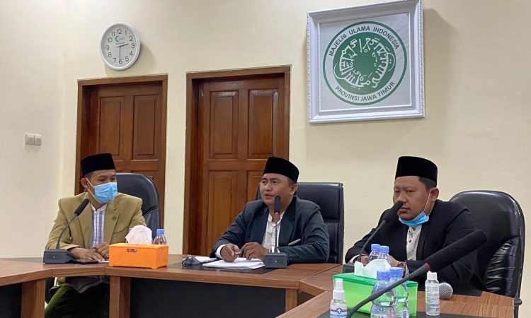 Komisi Fatwa MUI Jatim menggelar konferensi pers terkait hukum Paylater.