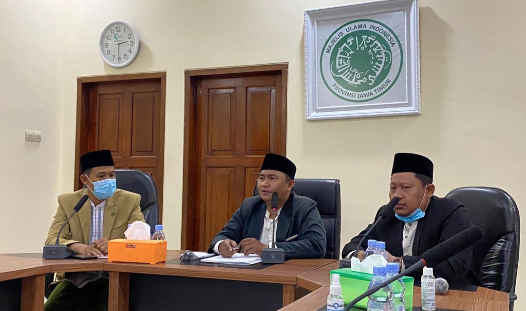 Komisi Fatwa MUI Jatim menggelar konferensi pers terkait hukum Paylater.