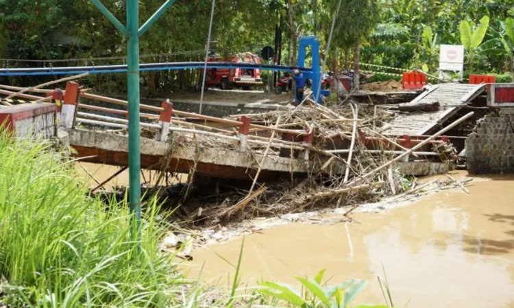 Banjir Trenggalek Rusak Jembatan (Dok: Antara)