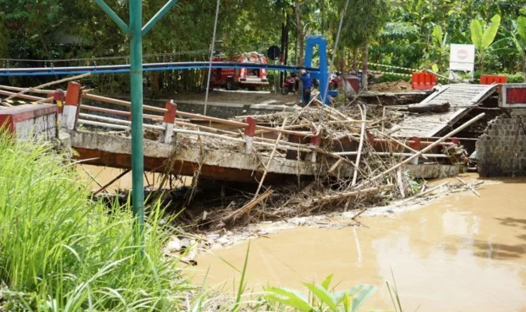 Banjir Trenggalek Rusak Jembatan (Dok: Antara)