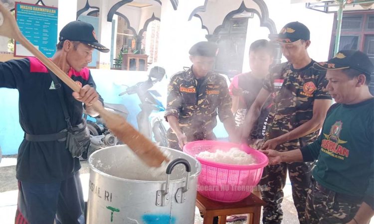 Banser Bantu Dapur Umum untuk Korban Banjir Tasikmadu (dok. Soeara NU Trenggalek)