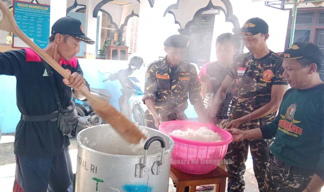 Banser Bantu Dapur Umum untuk Korban Banjir Tasikmadu (dok. Soeara NU Trenggalek)