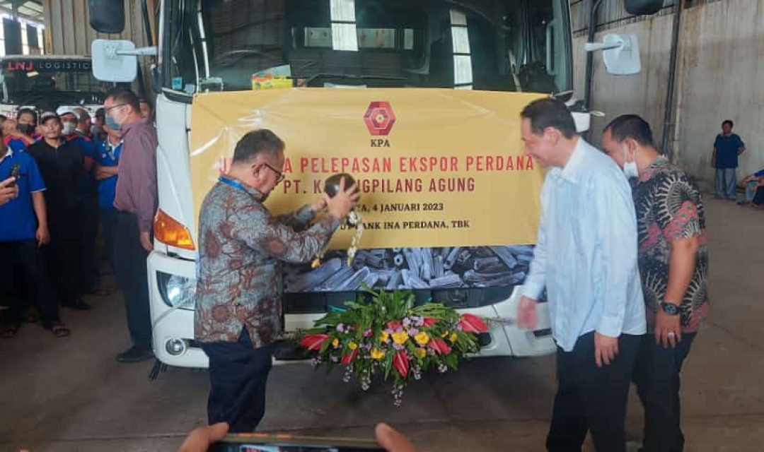 Momment ketika  Direksi PT Karangpilang Agung bersama Dirut Bank INA Daniel Budi Rahayu dan Direktur Karangpilang Agung Hw Hantono wibowo memecahkan Kendi tanda export perdana di mulai.