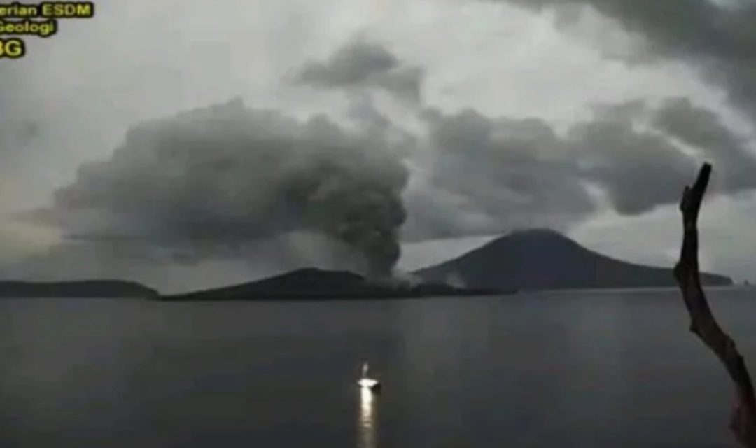 Gunung Anak Krakatau menyemburkan abu (Dok. ANTARA)