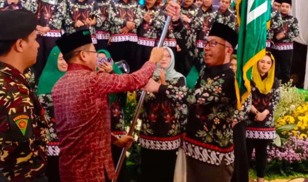 Penyerahan Pataka HPN Jatim dari Ketua HPN Pusat, Dede Supriyadi Arief kepada Ketua DPW HPN Jatim, Syamsul Arief.