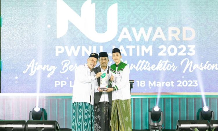 LKNU Sumenep saat menerima penghargaan PWNU Jatim Award. (Foto: Istimewa)