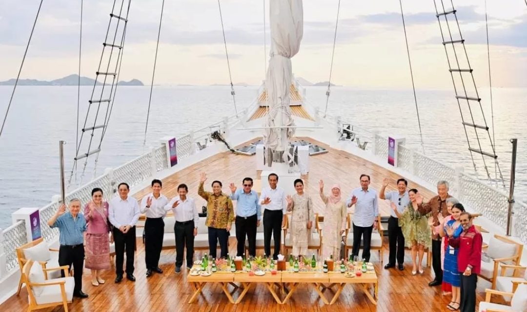 Presiden Jokowi dan pemimpin negara-negara ASEAN menikmati senja di Labuan Bajo dari atas kapal pinisi. Foto: Setpres