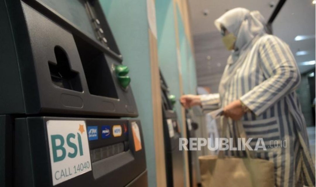 Seorang nasabah tengah bertransaksi di Ajungan Tunai Mandiri (ATM) Bank BSI.