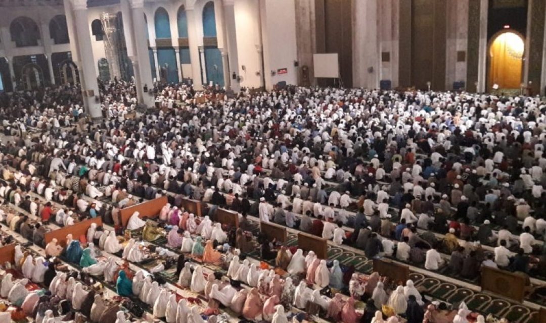 Republika/Dadang Kurnia
Suasana keramaian jamaah di Masjid Agung Surabaya.