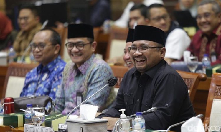 Rapat kerja Komisi VIII DPR RI bersama Menteri Agama (Menag) Yaqut Cholil Qoumas di gedung DPR/MPR, Jakarta, Rabu (15/2/2023).