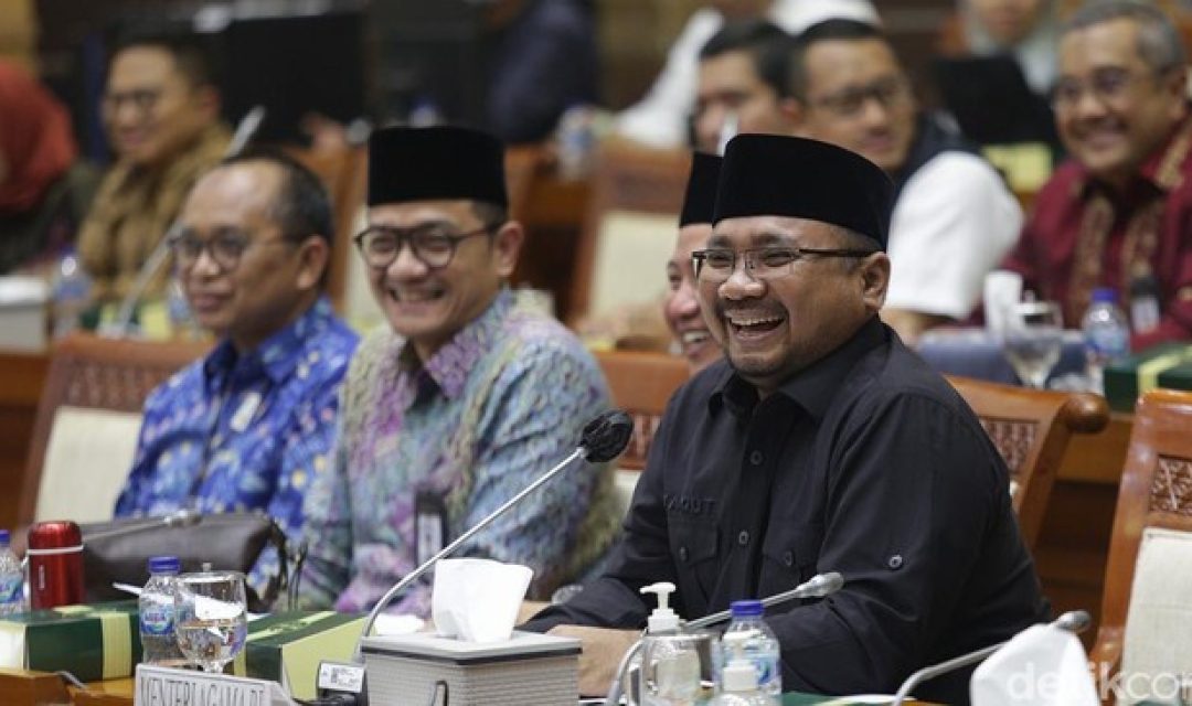 Rapat kerja Komisi VIII DPR RI bersama Menteri Agama (Menag) Yaqut Cholil Qoumas di gedung DPR/MPR, Jakarta, Rabu (15/2/2023).