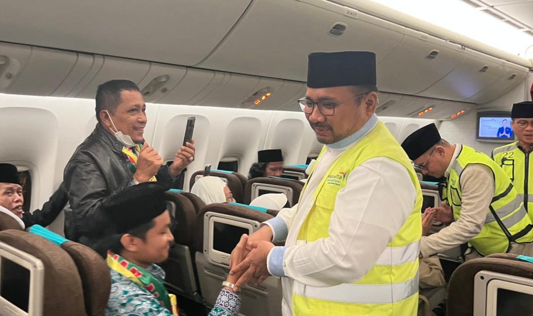 Menag Yaqut Cholil Qoumas melepas keberangkatan jemaah haji JKG-01 di Bandara Soeta