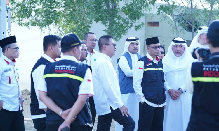 Ketua PPIH Arab Saudi Subhan Cholid (berpeci) tinjau Arafah (Dok. Media Centre Haji)