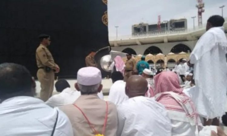 Jamaah tengah Shalat Jumat di Masjidil Haram, di Mekkah, Jumat (2/6).
