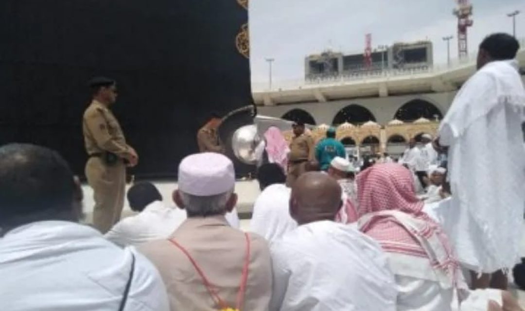 Jamaah tengah Shalat Jumat di Masjidil Haram, di Mekkah, Jumat (2/6).