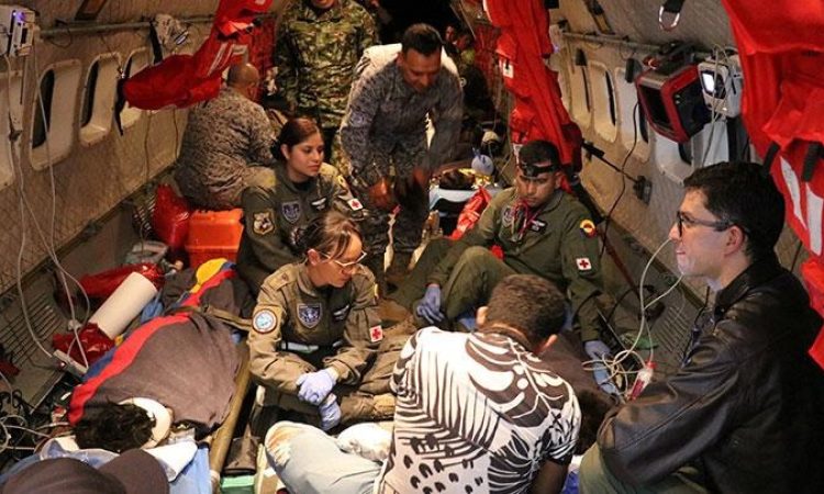 Prajurit Angkatan Udara Kolombia dan karyawan Institut Kesejahteraan Keluarga Kolombia (ICBF) memberikan perawatan medis kepada anak-anak yang selamat dari kecelakaan pesawat Cessna 206 di hutan lebat di dalam pesawat di Kolombia, 9 Juni 2023.