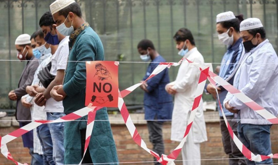 Muslim di Italia sholat Idul Fitri dengan mengenakan masker untuk mencegah penyebaran Covid-19 di Piazza Vittorio Square, Roma, Italia, 24 Mei 2020.